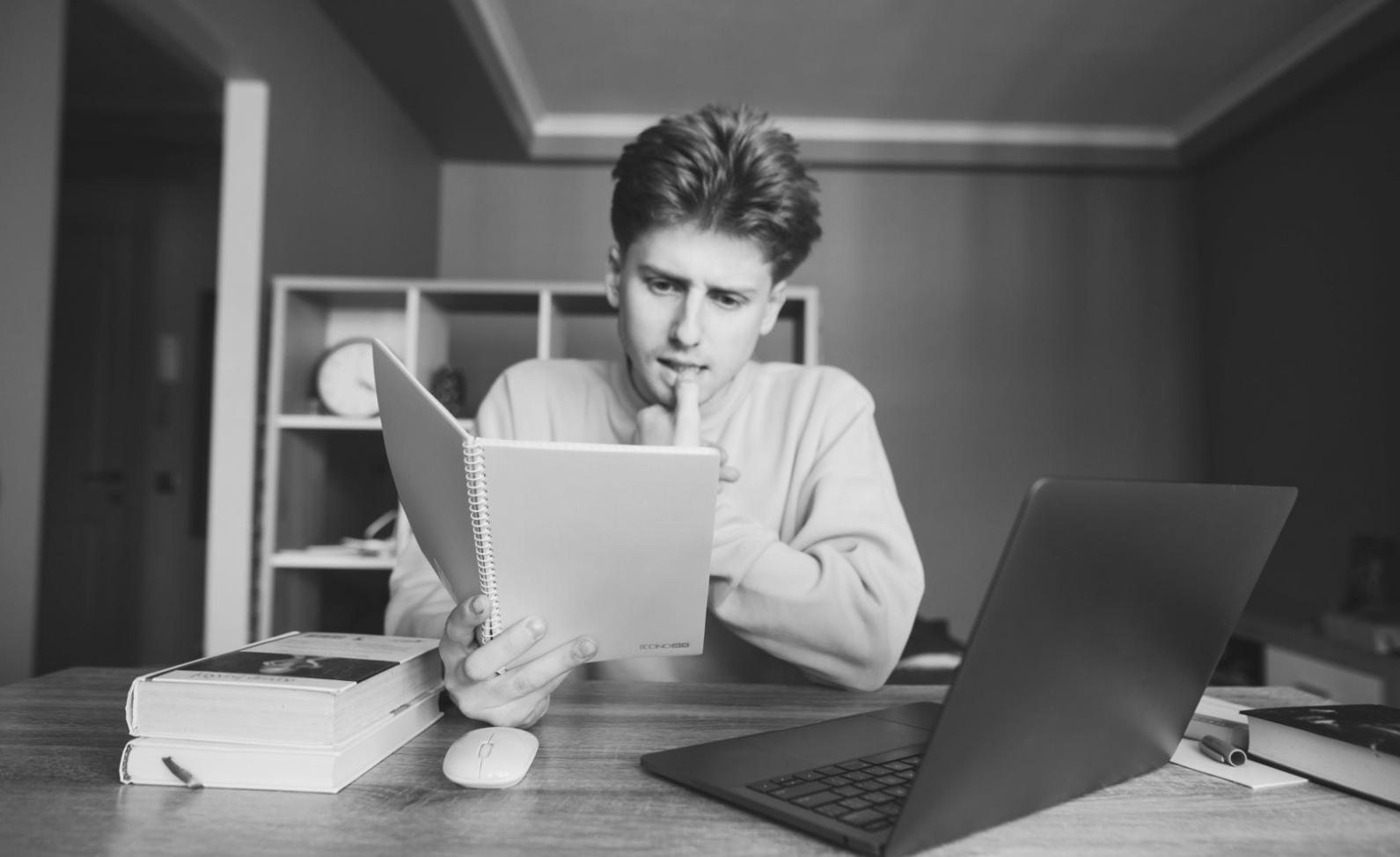 Konsultant Merasoo podczas pracy z dokumentacją finansową