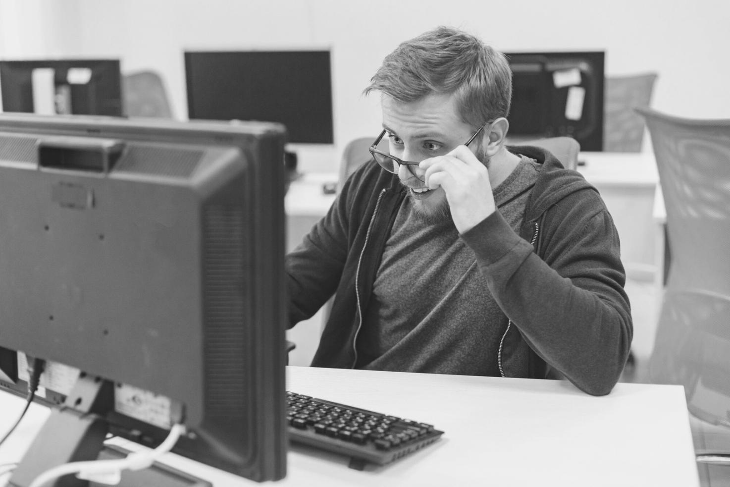 Zespół analizujący dane finansowe podczas spotkania roboczego